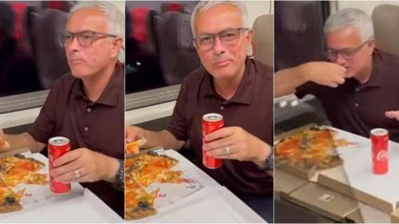 Roma, Mourinho festeggia sul treno: "Niente di meglio di una pizza" (Video)