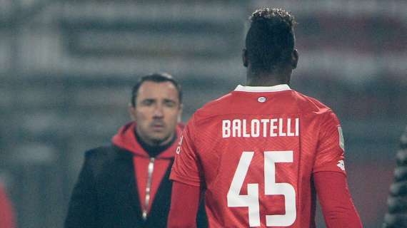 Brescia, striscione dei tifosi contro Balotelli: "Per noi vali zero, uomo senza dignità"