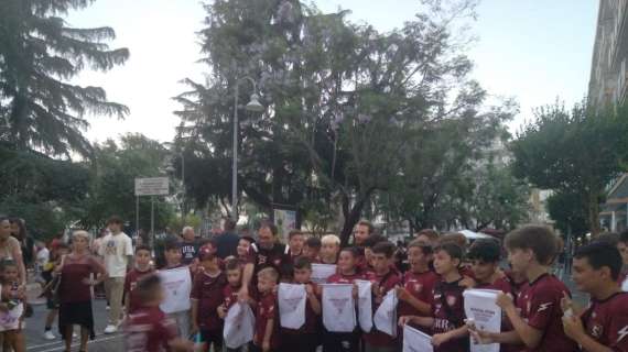 Un super Gianni Novella presenta la festa a Pontecagnano. Oltre 100 bambini vestiti di granata