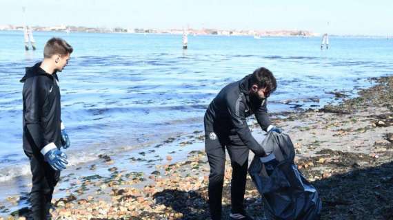 VENEZIA: Bocalon e compagni ripuliscono la città dalla plastica