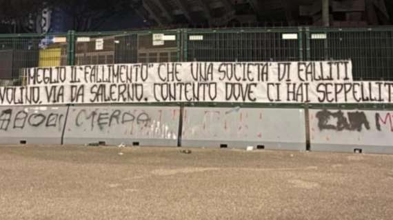 Duro striscione all'Arechi: "Meglio il fallimento, Iervolino vattene"