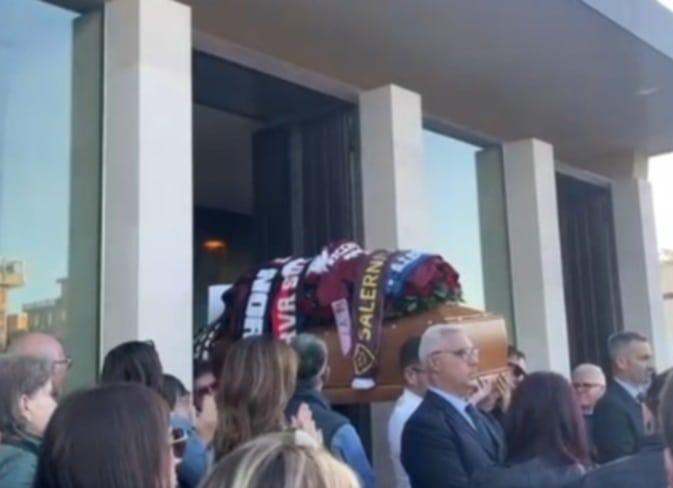 Scene da brividi al funerale di Ricchetti, toccante discorso di Breda: "Ti chiedo scusa perchè..."