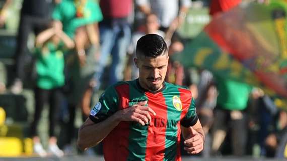 Salernitana, il video dell'arrivo in città degli ultimi acquisti Varone e Achik