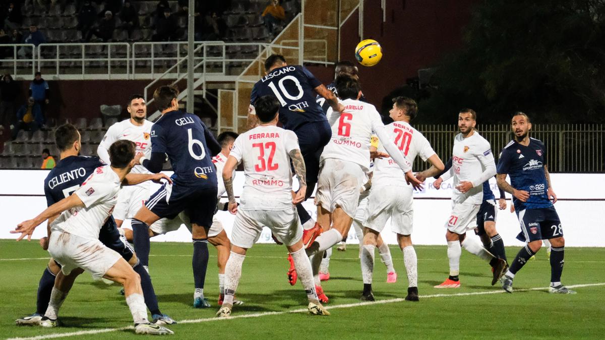 Salernitana, ora testa al mercato: l'attaccante alimenta i sogni ma...