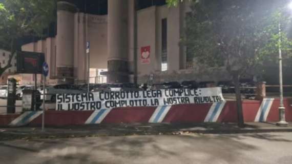 Tensione a Salerno, altri striscioni in città: "Il vostro complotto sarà la nostra rivolta"
