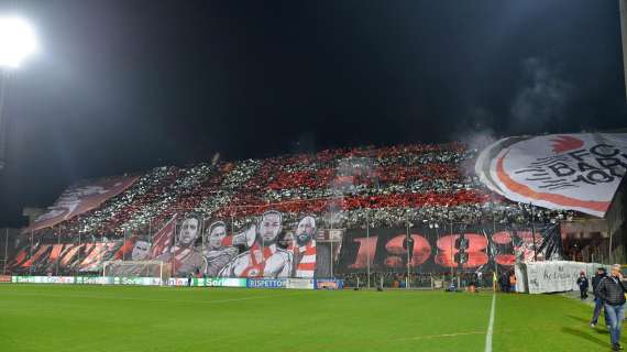 Striscione dei tifosi della Salernitana al San Nicola di Bari per la semifinale playoff di Serie B