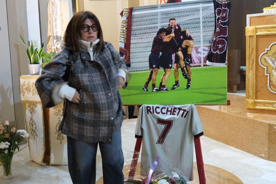 La magia del calcio: città, tifosi ed ex granata uniti in un unico abbraccio con la famiglia di Ricchetti
