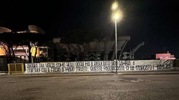 All'Arechi altro striscione contro Iervolino: "Freno a mano tirato, la pagliacciata ha stancato"