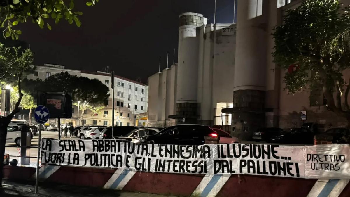 Restyling Arechi, striscioni dei tifosi contro De Luca. Esce allo scopeto il Governatore Fico