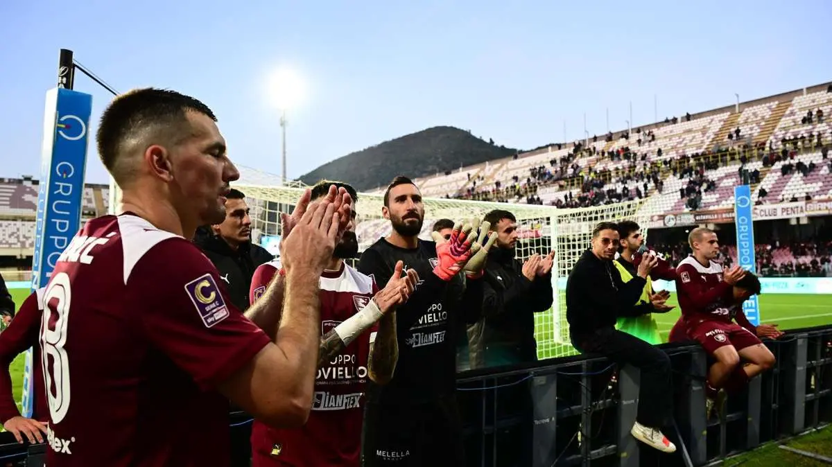 Cosmi carica il gruppo, colloquio con un calciatore. Il club: "Ora sei tu a dover fare la differenza"