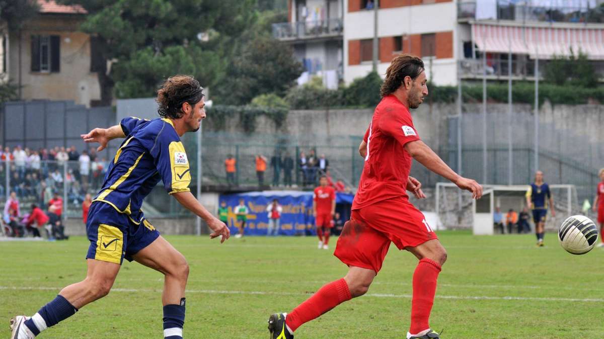 Ex calciatore e collaboratore della Salernitana vicino ad una panchina di Serie C