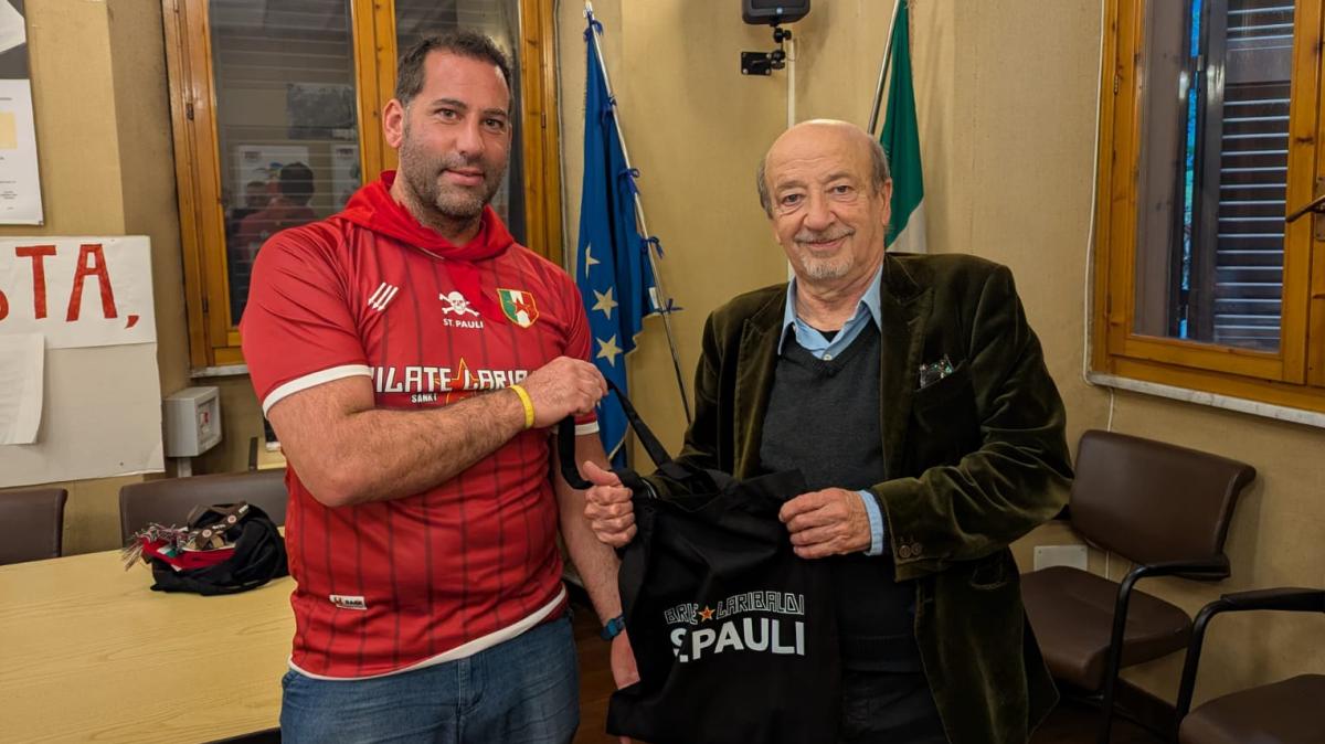 [FOTONOTIZIA] Il presidente ANPI Pagliarulo riceve la tessera e il materiale delle Brigate Garibaldi