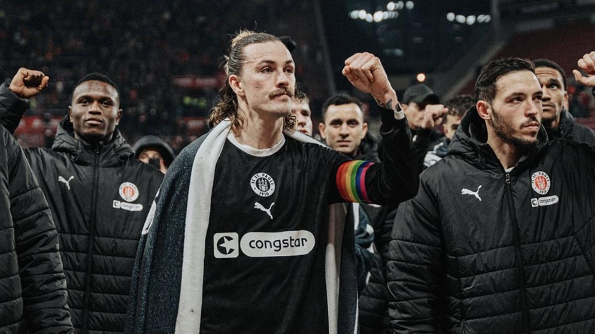 Auguri a pugno chiuso dalle Brigate Garibaldi