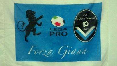 Il Giana Erminio Fan Club vende le bandiere della Giana Erminio
