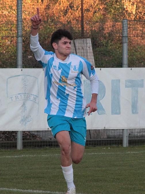 Amoruso esulta dopo un gol