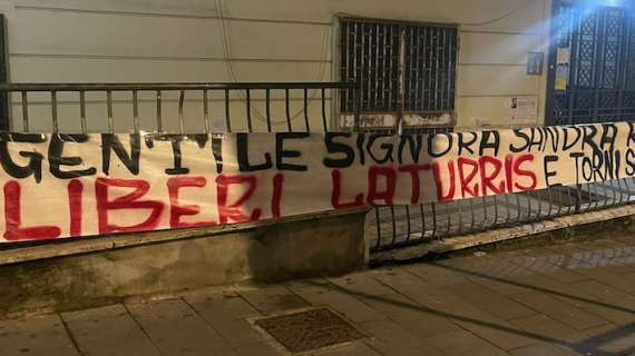 Nuovo striscione contro Capriola, con riferimento ironico: "Libera la Turris!"