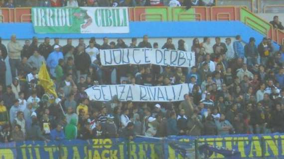 Lo striscione "Non c'è derby senza rivali" non sarà l'ultimo di quest'anno...