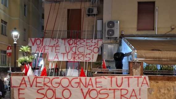 Calcio scomparso - Aumenta il dissenso in città: "Voi... 2 torresi, avete ucciso la Turris!"