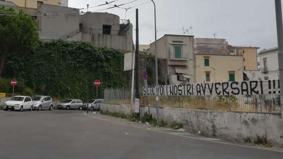 Questione Liguori – Spunta uno striscione verso Palazzo Baronale: “Siete voi nostri avversari!”