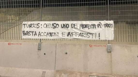 Turris scomparsa, spuntano striscioni in città: "Chiuso uno dei momenti più tristi. Basta accattoni e affaristi, si riparta presto con programmazione e serietà!"