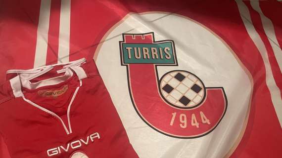 Turris in vetta, l'appello dei tifosi: "Col Picerno che sia un inferno. Coloriamo il Liguori di rosso..."