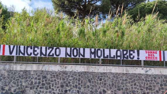Anche gli ultras al fianco di Vincenzo: "Non mollare!"
