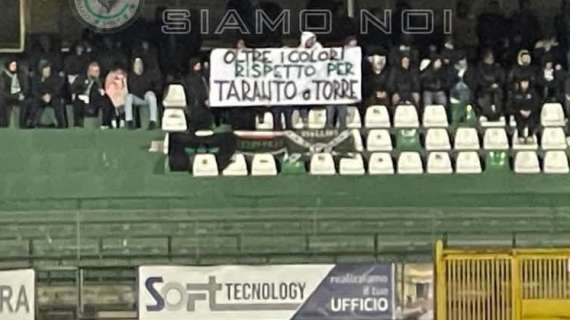 Solidarietà ultrà - Da Fasano e Avellino striscioni pro Turris: "Rispetto per Torre e Taranto, vittime di società incompetenti..."