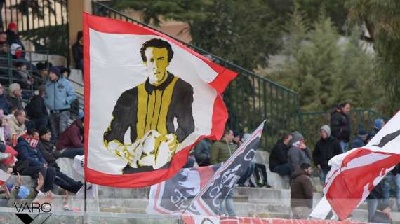 Bandiera di nome e di fatto: gli ultras ricordano Strino. E Giugliano gli intitola la Tribuna...
