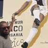 L'ex Udinese Amoroso in visita al murales di Zico ad Orsaria