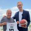 Apu Udine, la consegna della maglia celebrativa a Zico: l'incontro tra Antonutti e la leggenda bianconera