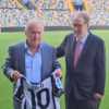 Udinese, Zico torna in visita allo Stadio Friuli: consegnata maglia speciale e foto insieme a Giampaolo Pozzo