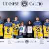 Udinese per la Vita consegna ad ANDOS le maglie con la patch #unrossoallaviolenza