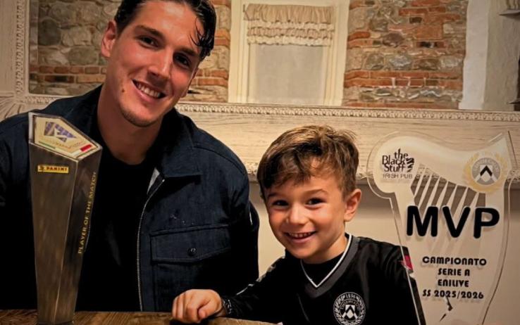 Udinese, la festa di Zaniolo dopo il gol e la vittoria: si gode i premi con il figlio