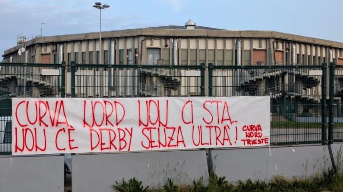 Trieste, lo striscione della Curva Nord: "Non c'è derby senza ultras"