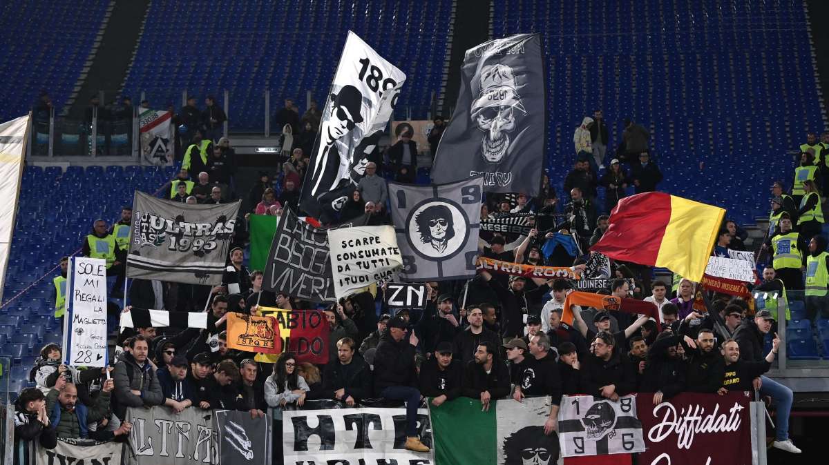 Sciarpe, cori, magliette e giochi online: così i tifosi dell'Udinese aspettano il prossimo match