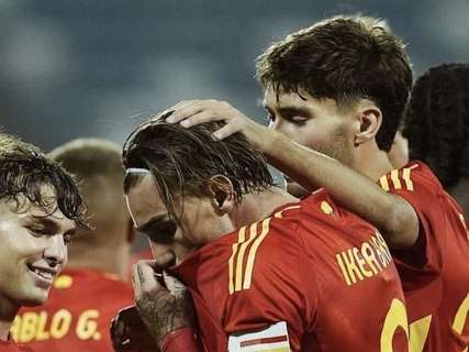 L'Udinese celebra il gol di Iker Bravo con la Spagna Under 21