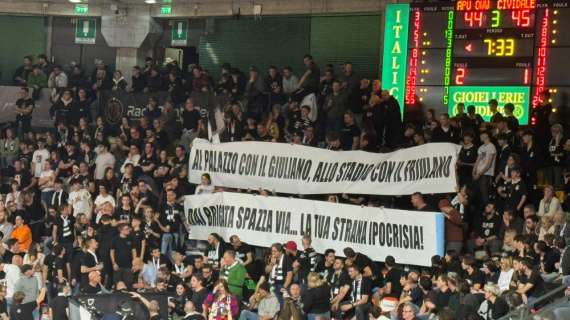 Apu Udine-UEB Cividale, lo striscione della Gioventù Bianconera contro la Brigata Rualis