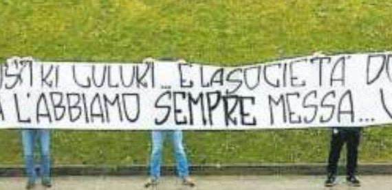 Udinese, lo striscione della Curva Nord: "Noi ci mettiamo la faccia, la società dov'è?"