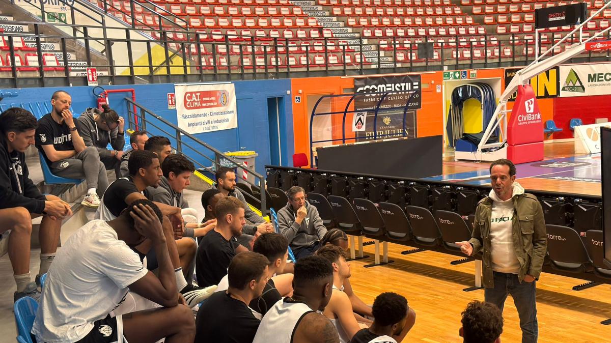 Apu Udine, vigilia di derby: il Presidente carica la squadra, i tifosi accendono il Carnera