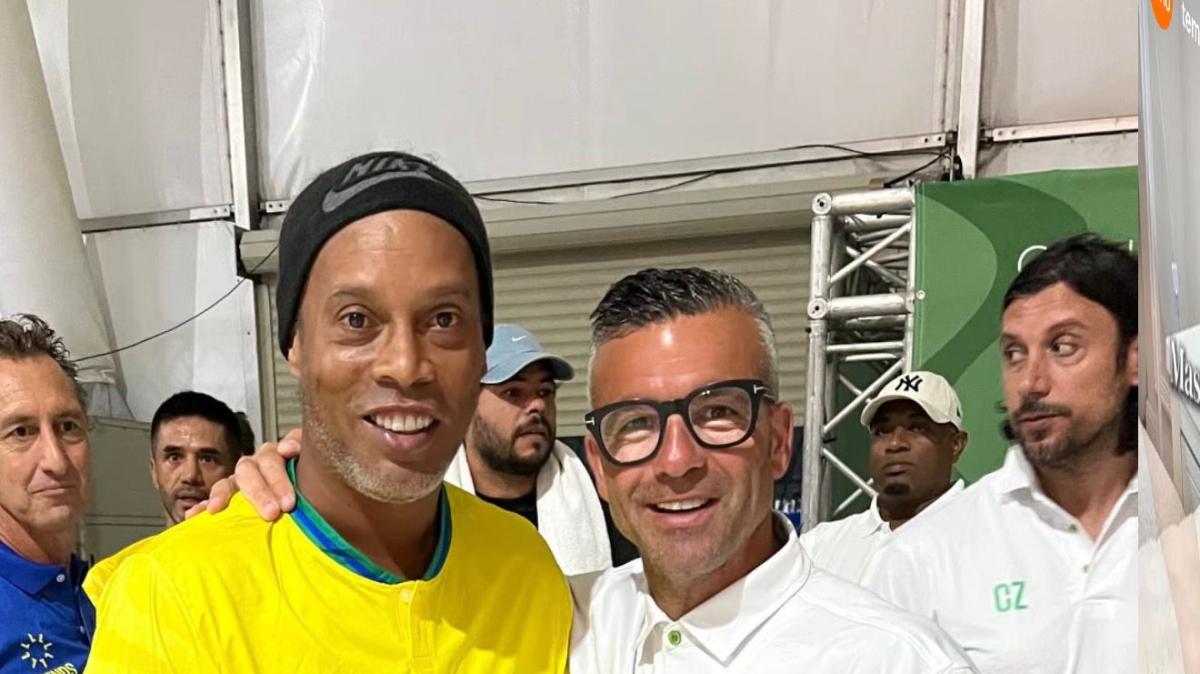 Totò Di Natale al mundialito di Curacao posa con Ronaldinho