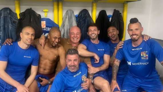 Inler in campo con le Napoli Legends in occasione della "Notte dei Leoni"