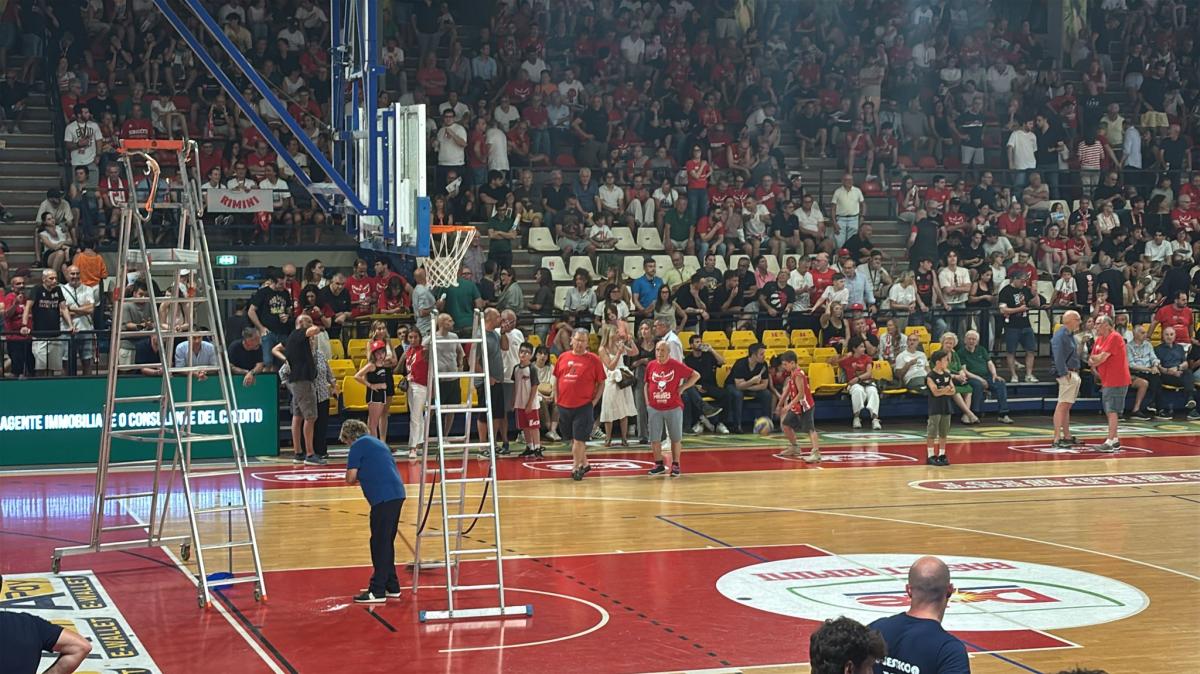 Clamoroso al PalaFlaminio, rotto il tabellone e partita in stand-by! Cosa succede alla UEB Cividale?