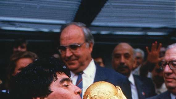 Lega A, la commemorazione di Maradona: minuto di silenzio, lutto al braccio. E omaggio al 10°