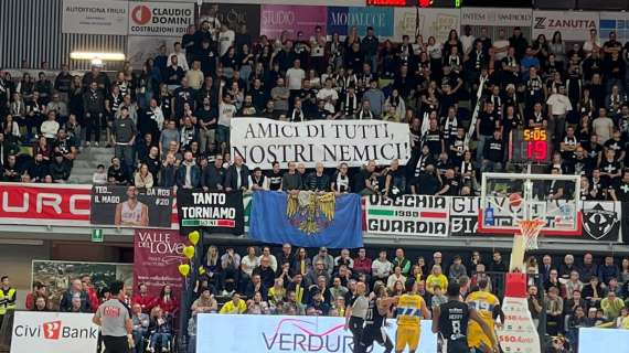 Apu Udine, lo striscione dei tifosi al PalaGesteco: "Amici di tutti, nostri nemici"