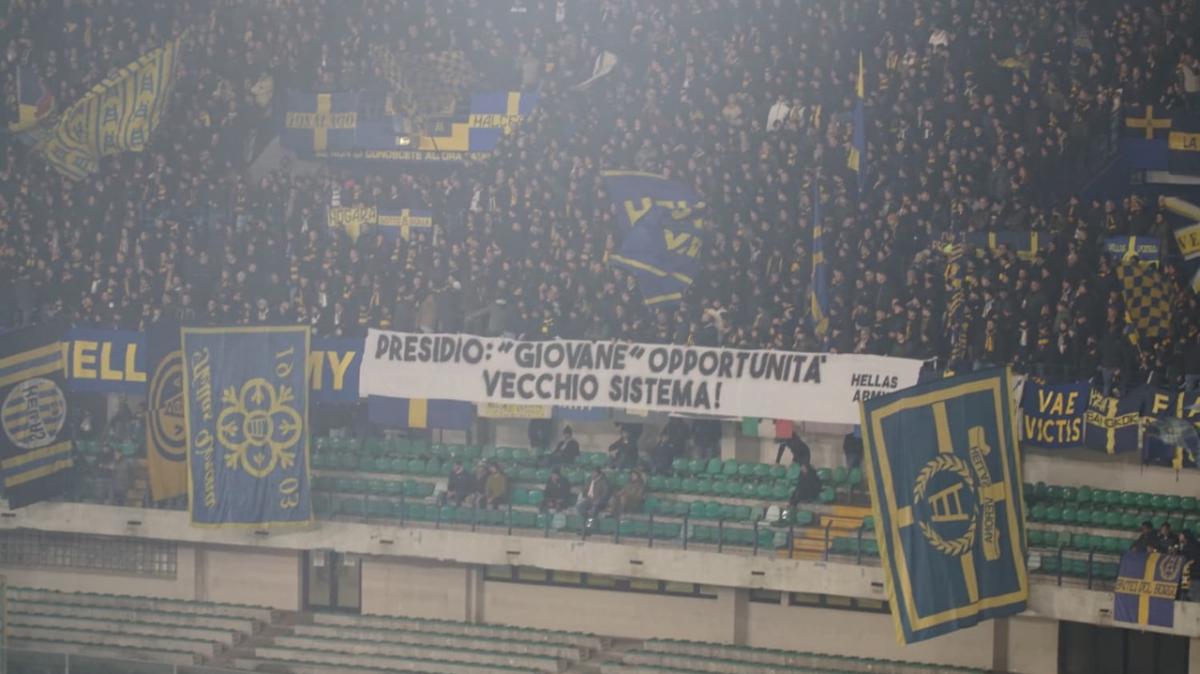 Verona, striscione contro la società: "Giovane opportunità, vecchio sistema"
