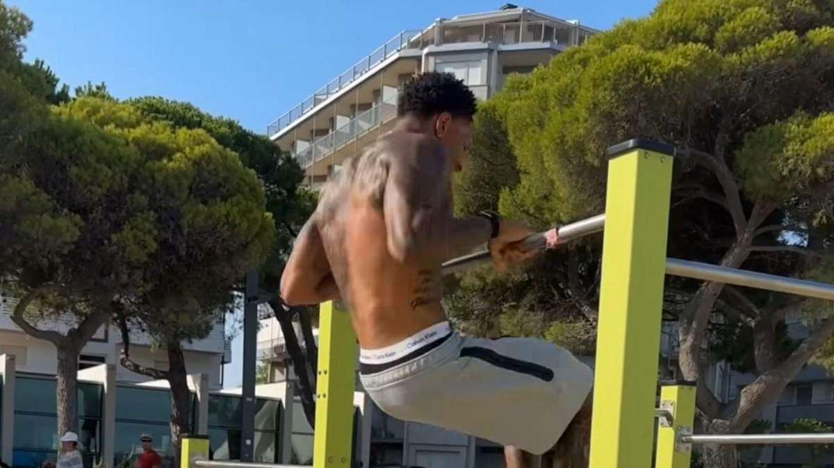 Udinese, allenamento in spiaggia a Lignano per Okoye