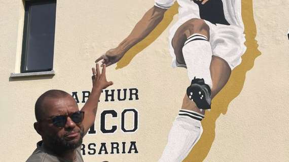 L'ex Udinese Amoroso in visita al murales di Zico ad Orsaria