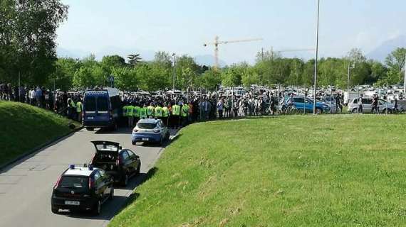 Massima tensione al "Friuli". Tifosi provano a entrare negli spogliatoi: aggredito steward