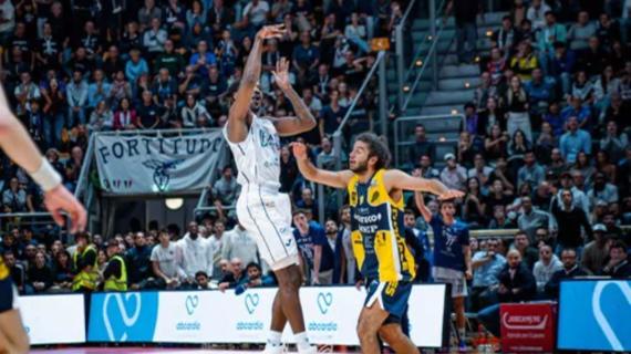 Fortitudo Bologna-UEB Cividale, dubbi sul canestro decisivo di Moore: tiro al limite dei 24", è valido o no?