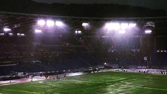 Continua a diluviare all'Olimpico. Banti in campo con Danilo e Lulic per decidere se iniziare il match